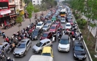 Sao lại cấm xe máy khi giao thông công cộng còn kém phát triển?