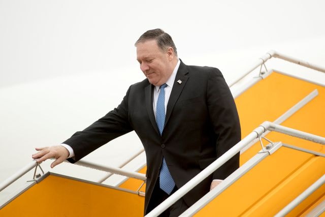 Ngoại trưởng Mike Pompeo xuống sân bay Nội Bài sáng nay 26/2 (Ảnh: Reuters)