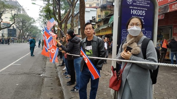  phóng viên và người dân đang chờ trước cửa khách sạn Melia để chào đón đoàn xe của lãnh đạo Triều Tiên.