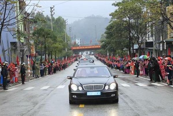 đoàn xe lãnh đạo Triều Tiên Kim Jong Un đi qua ải Chi Lăng lúc 9h20.