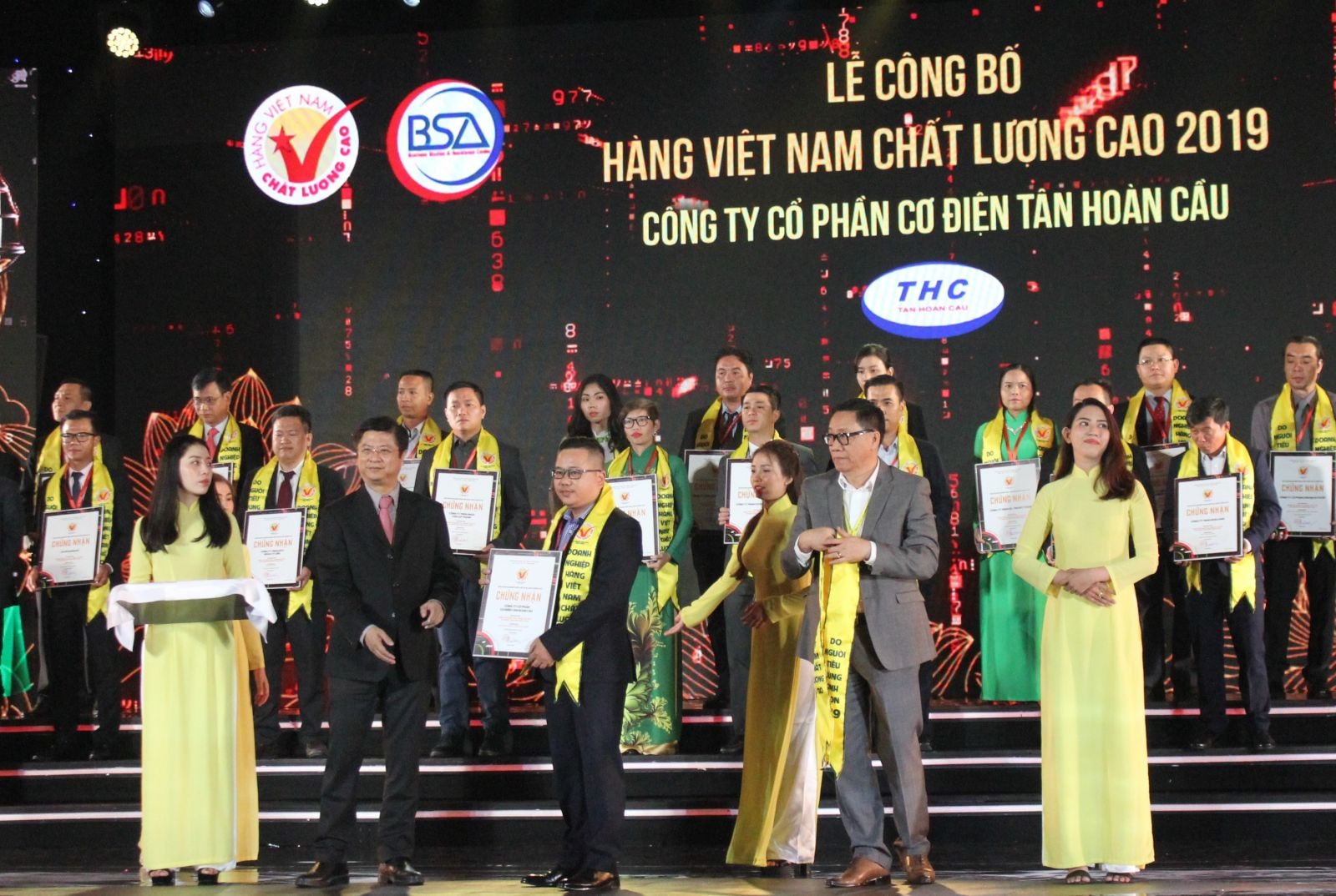 {hình ảnh}  Chú thích: Lần thứ 23 liên tiếp, Điện Quang đạt danh hiệu Hàng Việt Nam chất lượng cao