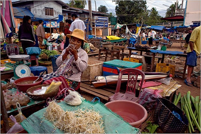 Một khu chợ nhỏ tại Lào