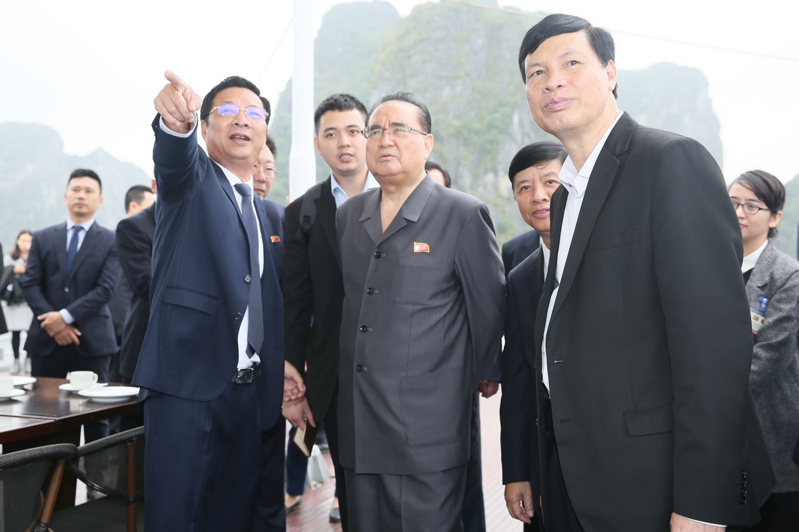 Đoàn lãnh đạo cấp cao Triều Tiên đánh giá cao vẻ đẹp của vịnh Hạ Long. Ảnh Đỗ Phương