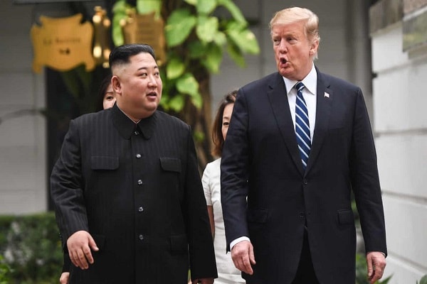 Tổng thống Donald Trump đi dạo với nhà lãnh đạo Triều Tiên Kim Jong-un trong giờ nghỉ đàm phán tại hội nghị thượng đỉnh Mỹ-Triều Tiên lần thứ hai tại khách sạn Sofitel Legend Metropole ở Hà Nội Ảnh: Saul Loeb / AFP / Getty Images