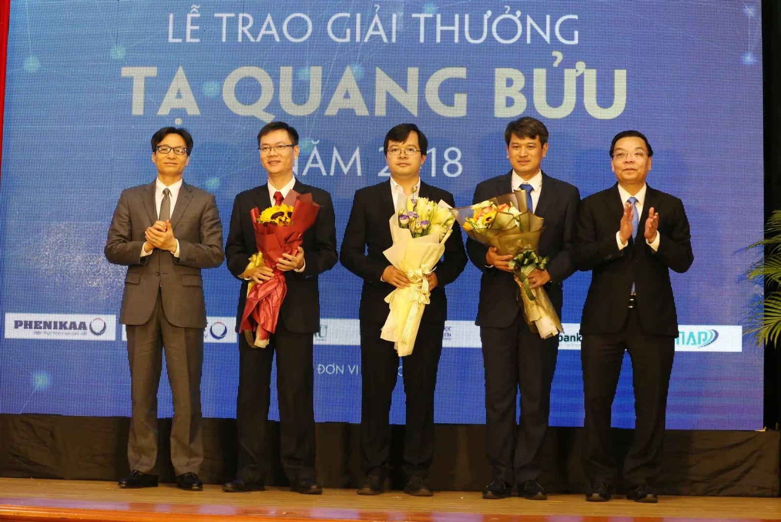  Phó Thủ tướng Vũ Đức Đam và Bộ trưởng Bộ KH&CN Chu Ngọc Anh tặng hoa và chụp ảnh lưu niệm với các nhà khoa học đoạt Giải thưởng Tạ Quang Bửu năm 2018