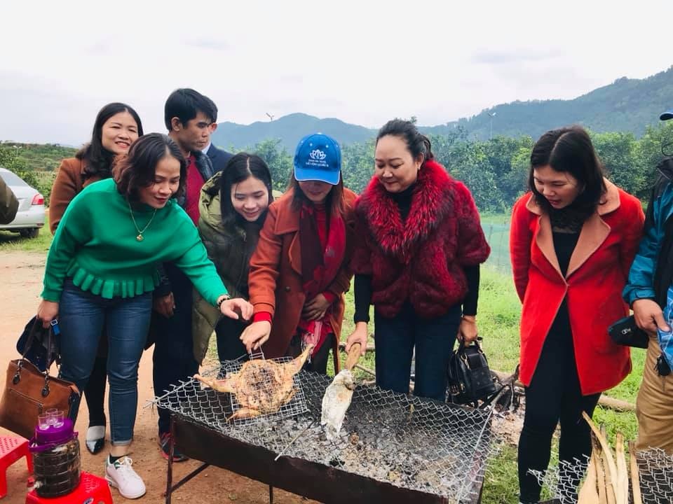 Du khách thích thú tham quan vườn cam trĩu quả và thưởng thức gà đồi, cá khe tại vùng Trà Sơn (Can Lộc), Hà Tĩnh