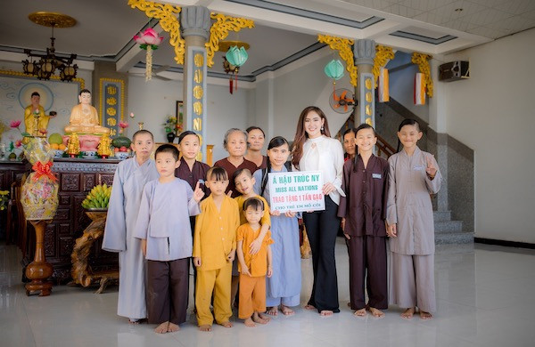 Á hậu còn thực hiện những chuyến từ thiện tới chùa Phú Quang (Ninh Hoà, Khánh Hoà) nơi đang nuôi dưỡng hơn 40 trẻ mồ côi. 