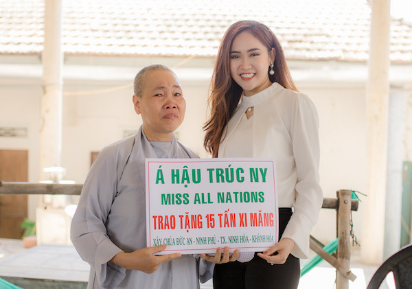 cô và nhóm doanh nghiệp quyết định bước đầu tài trợ 15 tấn xi măng để hoàn thiện.