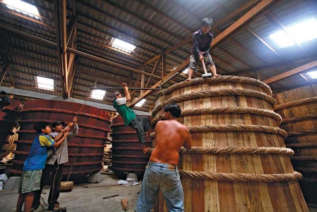 Dự thảo tiêu chuẩn sản xuất nước mắm đang khiến các nhà sản xuất nước mắm truyền thống hoang mang sẽ “chết” vì khó đáp ứng những quy tắc mới đầy bất cập.