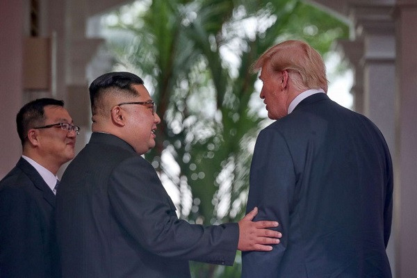 Nhà lãnh đạo Triều Tiên Kim Jong Un nói chuyện với Tổng thống Donald Trump khi họ gặp gỡ hội nghị thượng đỉnh lịch sử tại khách sạn Capella trên đảo Sentosa ở Singapore, ngày 12 tháng 6 năm 2018.