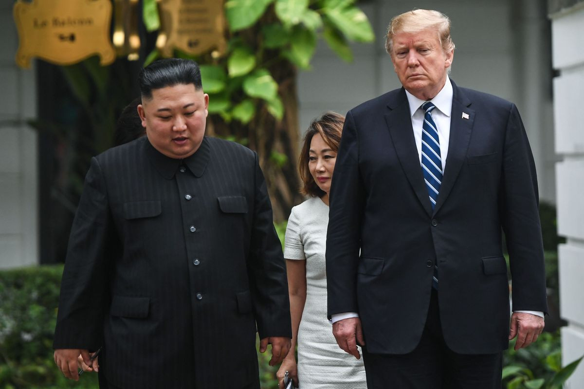 Tổng thống Donald Trump đi dạo với nhà lãnh đạo Triều Tiên Kim Jong Un trong giờ nghỉ đàm phán tại hội nghị thượng đỉnh Hoa Kỳ-Bắc Triều Tiên lần thứ hai tại khách sạn Sofitel Legend Metropole ở Hà Nội vào ngày 28 tháng 2 năm 2019. Ảnh: Getty Images