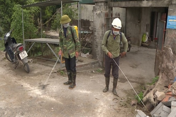 Lực lượng chức năng phun thuốc tiêu độc, khử trùng phòng chống dịch tả lợn Châu Phi.