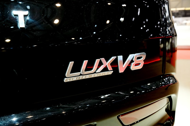 Logo Lux V8 ở phía đuôi xe và một số vị trí khác trên thân xe làm nổi bật thêm phiên bản đặc biệt này