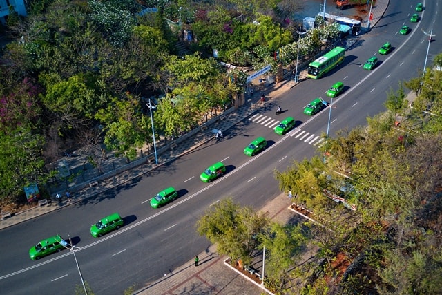 thông qua sở hữu trực tiếp và gián tiếp, ông Hồ Huy sở hữu hơn 49% vốn của Mai Linh.