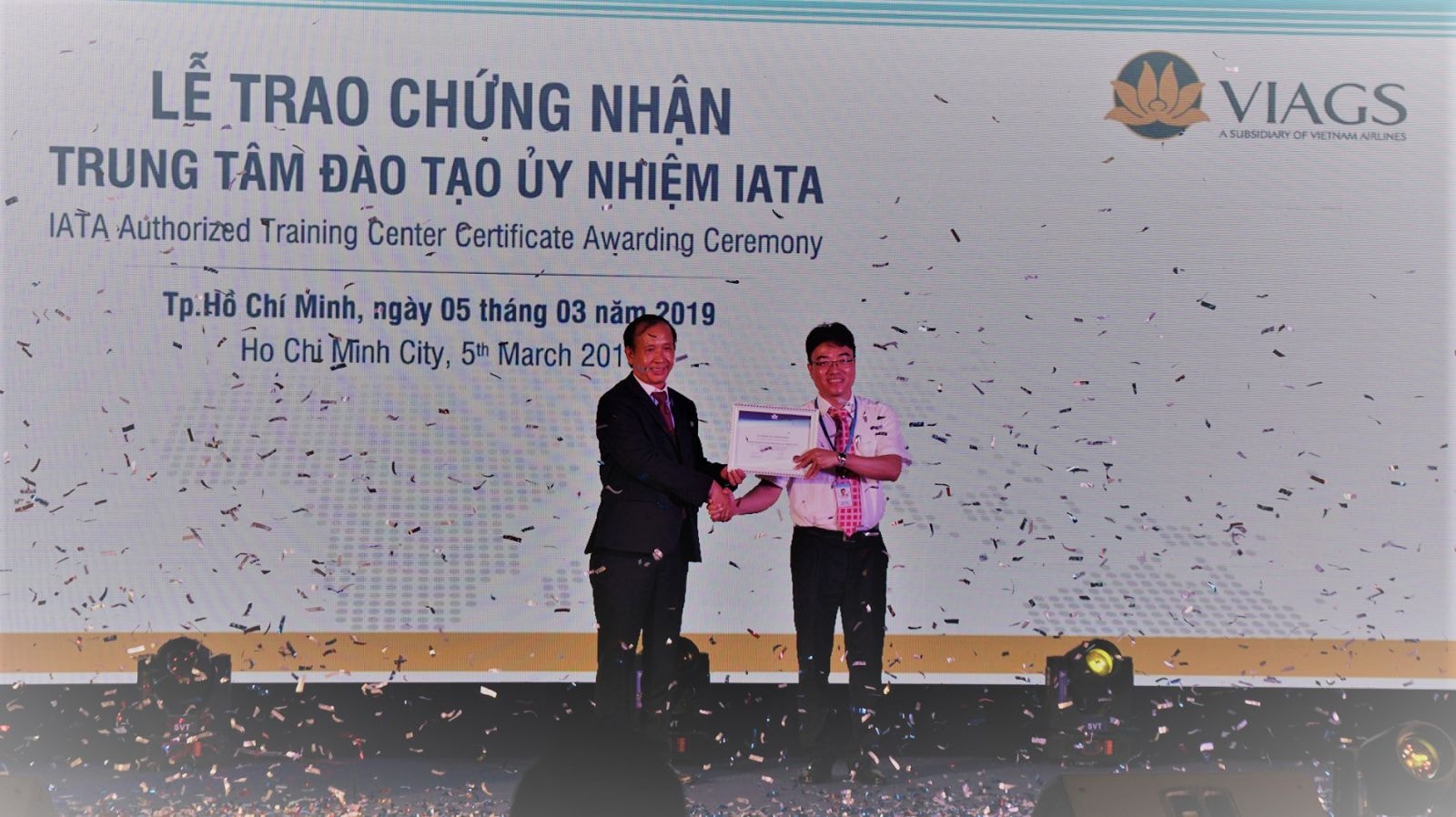 Ông Đỗ Như Phụng - Giám đốc IATA tại Việt Nam (trái) trao chứng nhận 