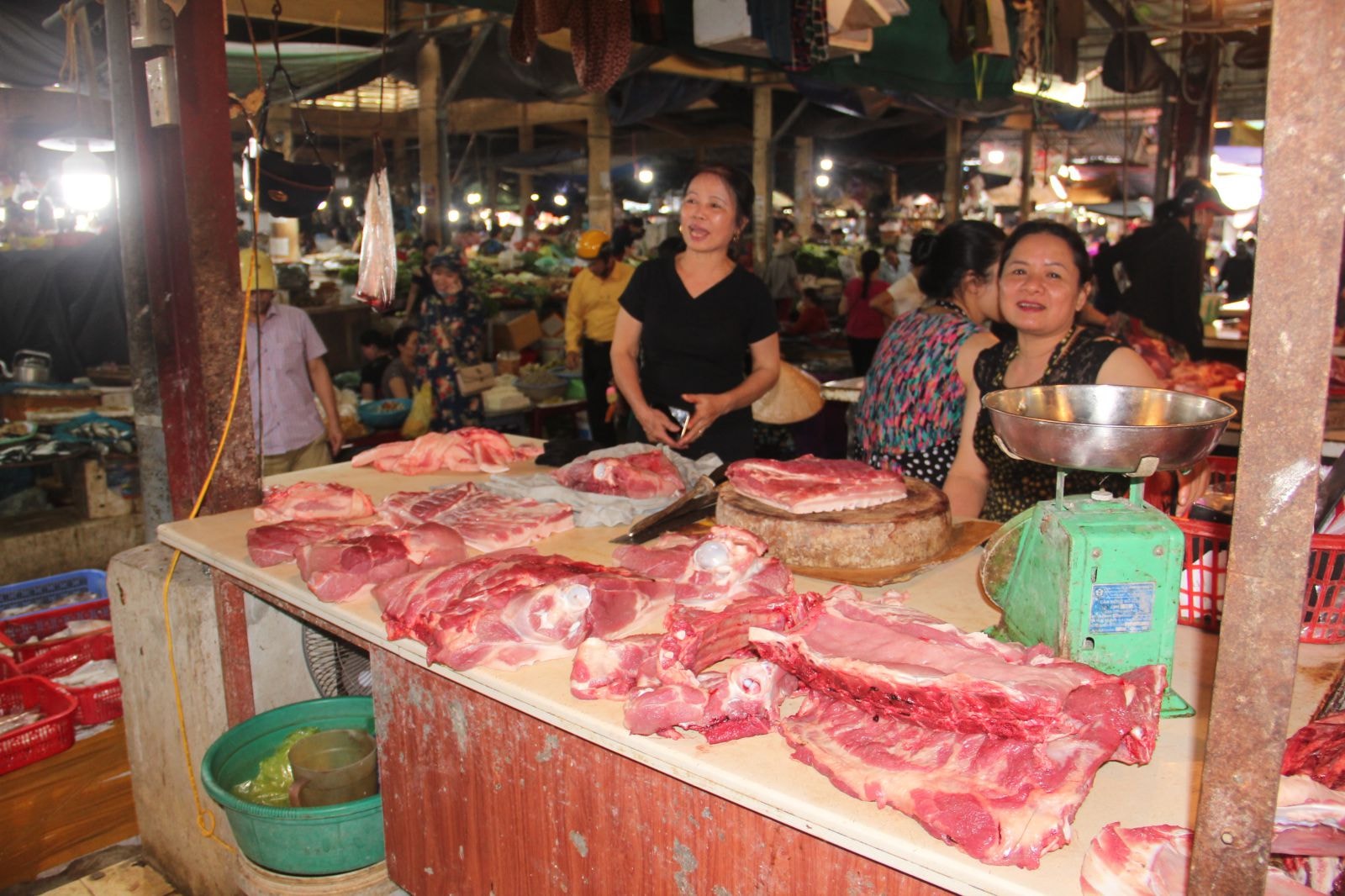 Mặc dù đã gần trưa nhưng những gian hàng ở chợ TP Hà Tĩnh vẫn đầy hàng