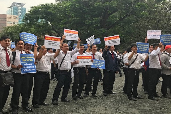 Grab chính là loại hình kinh doanh vận tải bằng taxi, và chính hoạt động này đã làm ảnh hưởng tới tình hình hoạt động kinh doanh của taxi truyền thống nói chung và Vinasun nói riêng.