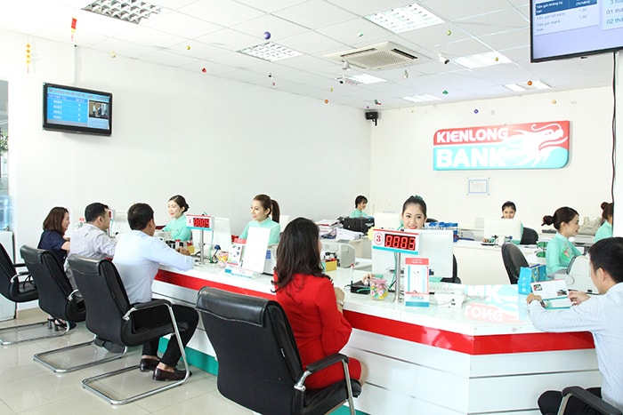 Kienlongbank triển khai nhiều chính sách phí hấp dẫn, cạnh tranh so với thị trường như: miễn phí rút tiền mặt tại tất cả các ATM trong nước (có logo JCB); miễn phí giao dịch tại các máy POS/ website toàn cầu