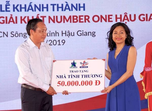 Đại diện Tập đoàn Tân Hiệp Phát trao tặng nhà tình thương cho địa phương đặt nhà máy.