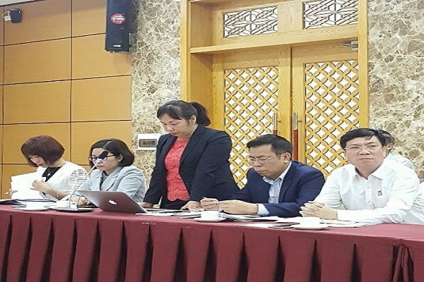 Đại diện Nhà máy tuyển than Nam Cầu Trắncông tác bố trí, sắp xếp lao động sau khi Nhà máy g phát biểu về