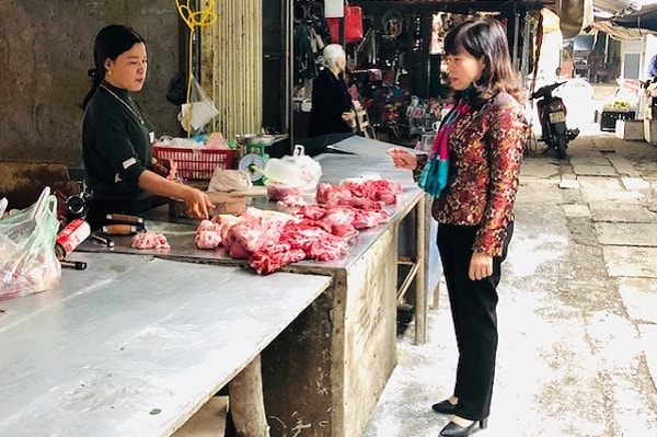 Bà Hoàng Thị Tố Nga chia sẻ với người bán hàng.