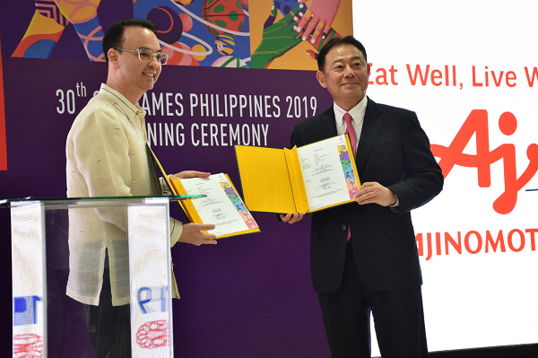 Ông Kaoru Kurashima - Phó Chủ tich Tập đoàn Ajinomoto kiêm Chủ tịch Khu vực Đông Nam Á (bên phải) kí kết thỏa thuận tài trợ cho SEA Games 30.