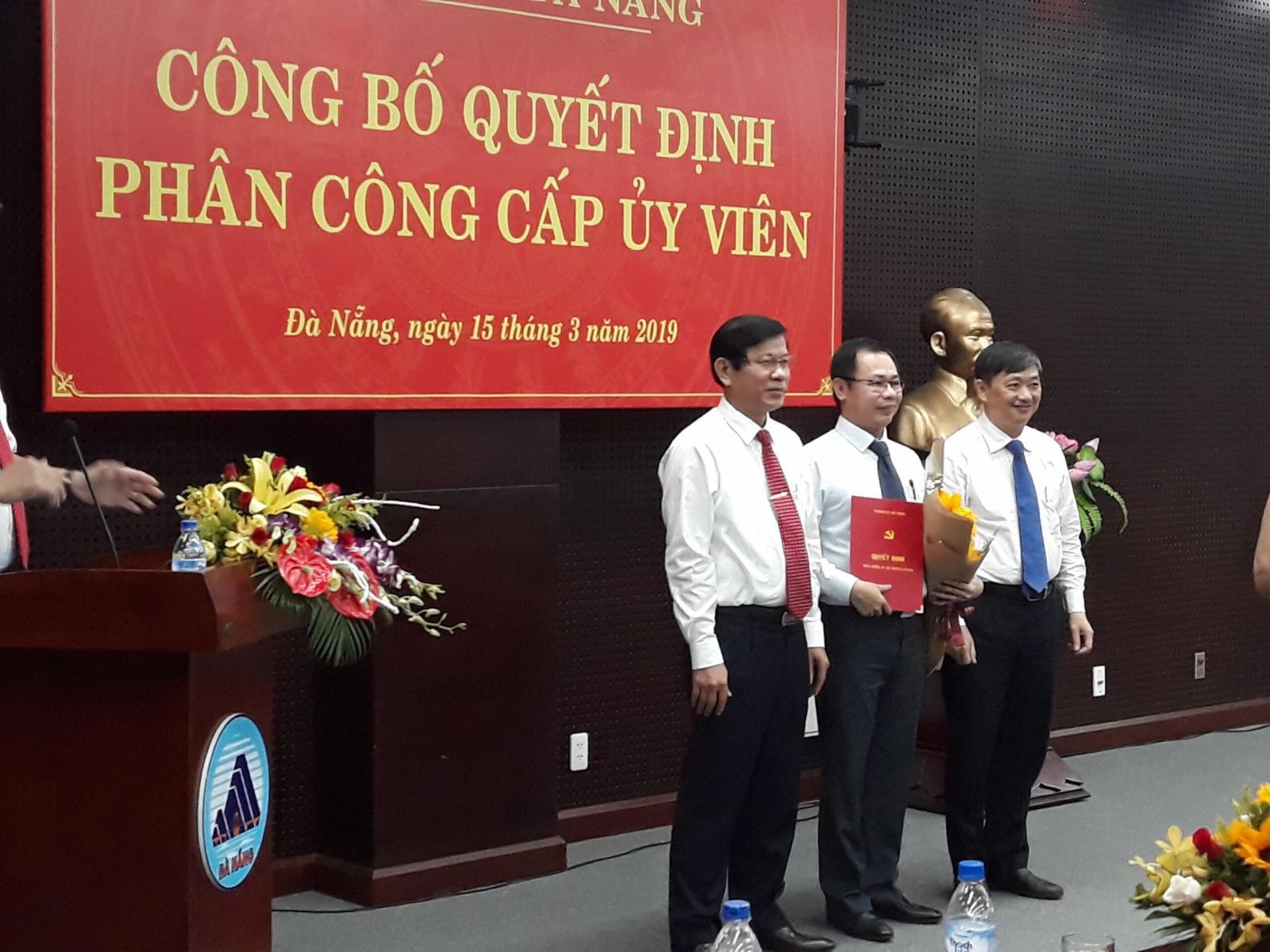 Giám đốc Sở Xây dựng TP Đà Nẵng Vũ Quang Hùng (đứng giữa) được điều động về giữ chức vụ Bí thư Quận uỷ Liên Chiểu.