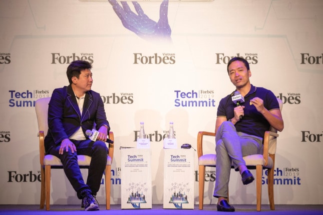 Ông Nguyễn Bảo Hoàng - Chủ tịch Phoenix Holdings và ông Lê Hồng Minh - CEO của VNG. Ảnh: Forbes Việt Nam