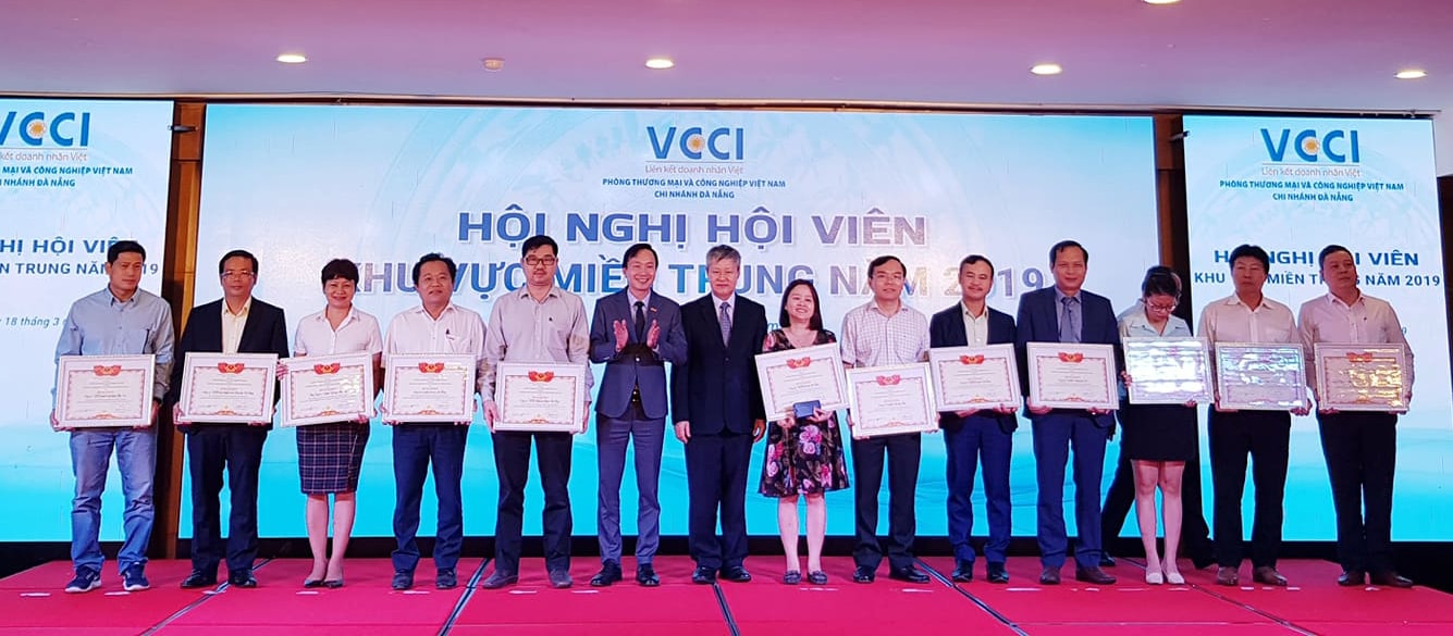 VCCI Đà Nẵng trao bằng khen cho những hội viên có thành tích xuất sắc tại Hội nghị Hội viên khu vực miền Trung năm 2019