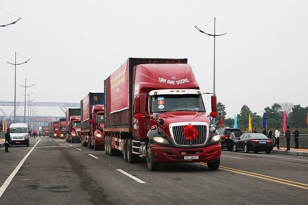 Sau lễ thông quan 20 xe container đã tiến hành làm các thủ tục xuất, nhập khẩu hàng hóa thông qua cầu Bắc Luân II