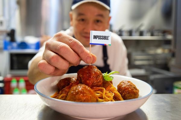 Đầu bếp Robin Ho, đầu bếp của Impossible Foods tại Prive Orchard, Singapore với món Impossible Meatball Spaghetti.