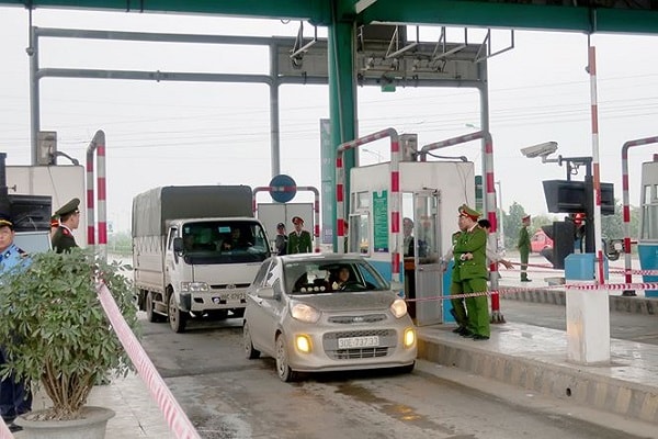 việc thu phí diễn ra khá suôn sẻ, không có nào dừng đỗ lâu hay cố tình không mua vé