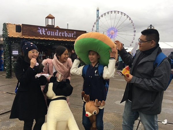 Học sinh NHG tham quan và vui chơi cùng bạn bè quốc tế tại công viên London Hyde Park Winter Wonderland (Anh) trong chuyến du học của mình (Nguồn: iStudent)