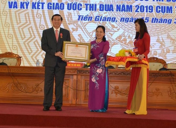 Ông Lê Văn Hưởng (bên trái hình) nhận Huân chương Lao động hạng Nhất