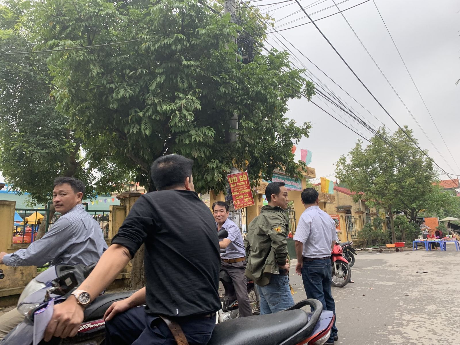 Phụ huynh các trẻ hóng chờ kết quả mới nhất (Ảnh: Thy Hằng)
