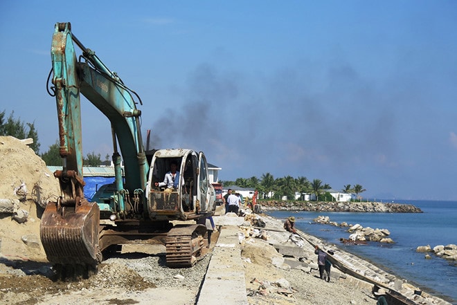 Sạt lở ở bờ biển phía bắc Cửa Đại. Ảnh: Hữu Trà/TN