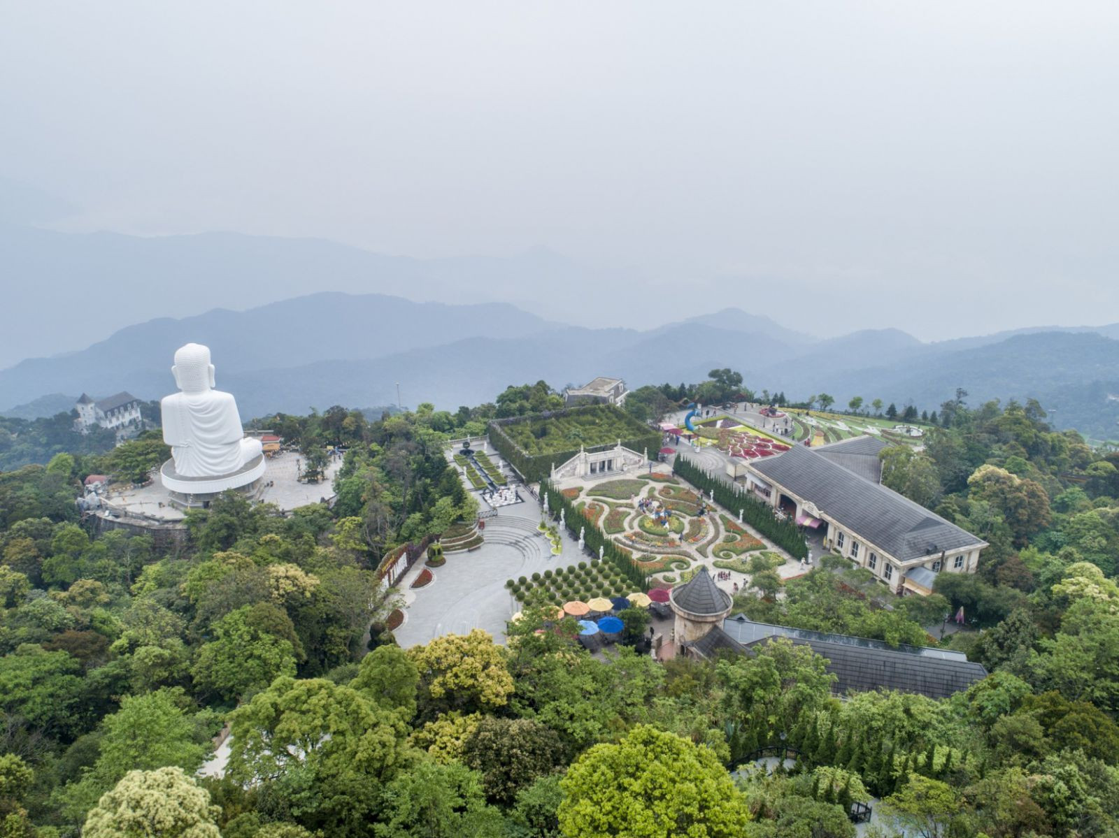 Giờ đây, đều đặn mỗi ngày, hàng trăm cabin cáp treo như những bông hoa đào chuông đặc trưng của Bà Nà e ấp giữa tầng mây, đưa du khách băng qua những cánh rừng xanh ngút ngàn, tới đỉnh núi Chúa, để được lạc trong cõi tiên.p/Ở đó, một quần thể du lịch tâm linh ẩn hiện trong sương khói. Đền Lĩnh Chúa Linh Từ, chùa Linh Ứng Bà Nà, tháp Linh Phong Tự… đã trở thành điểm đến mà bất cứ ai lên Bà Nà cũng một lần mong được chiêm bái, thưởng ngoạn. 