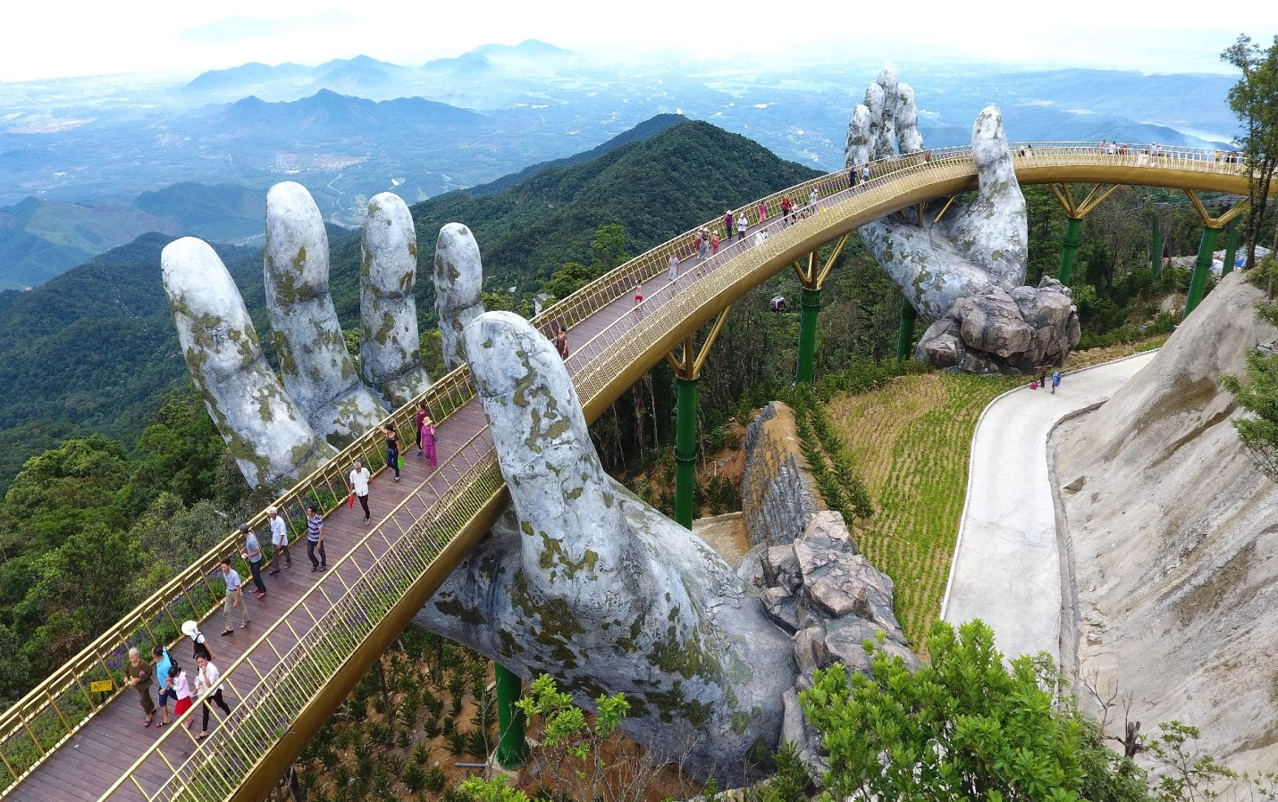 Chẳng cần có Cầu Vàng thì Sun World Ba Na Hills đã là một điểm đến hấp dẫn từ người già đến con trẻ. Nhưng khu du lịch này thực sự đưa Đà Nẵng nổi danh toàn thế giới, kể từ khi tuyệt phẩm Cầu Vàng ra mắt tháng 6/2018. 