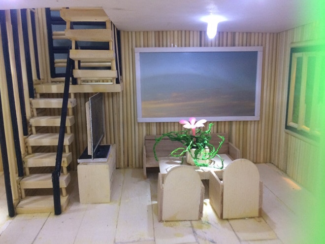 Những vật dụng từ bàn, ghế, tivi được mô phỏng giống như trong ngôi nhà thật; Ảnh Duy Tân