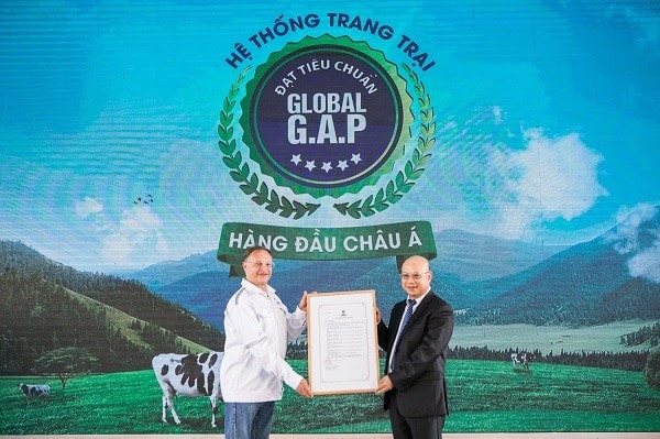 Vinamilk là công ty sở hữu “Hệ thống trang trại bò sữa đạt tiêu chuẩn Global G.A.P. lớn nhất Châu Á” do Tổ chức Bureau Veritas Certification chứng nhận.