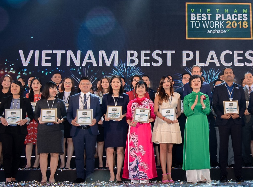 Bà Lê Mai Lan – Phó Chủ Tịch Tập đoàn Vingroup (áo dài hồng) nhận vinh danh Top 100 Nơi làm việc tốt nhất Việt Nam với 4 vị trí đầu ngành thuộc về các thương hiệu: Vinhomes, Vinpearl, Vinmec và Vincommerce.