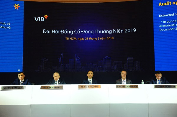 Ban lãnh đạo VIB báo cáo và trả lời cổ đông tại đại hội cổ đông thường niên 2019.