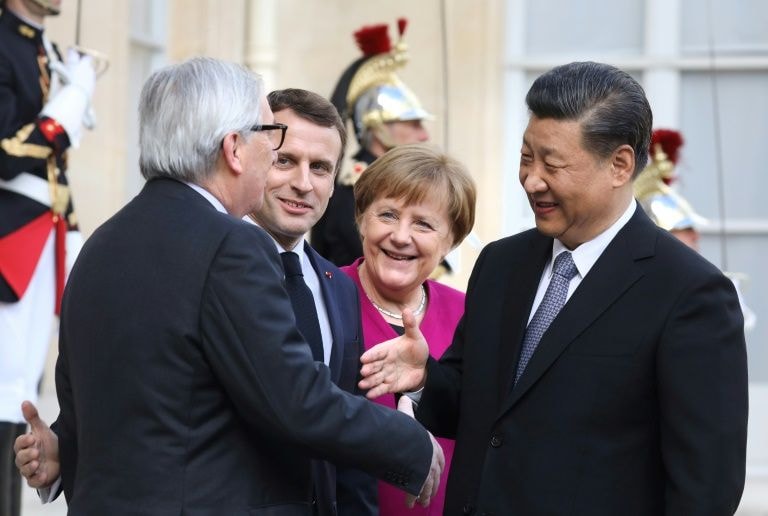 Chủ tịch Ủy ban châu Âu (EC) Jean-Claude Juncker (phải), Chủ tịch Trung Quốc Tập Cận Bình (trái), Tổng thống Pháp Emmanuel Macron (thứ 2, phải) và Thủ tướng Đức Angela Merkel (thứ 2, trái) trong cuộc hội đàm ở Paris, Pháp, ngày 26/3/2019