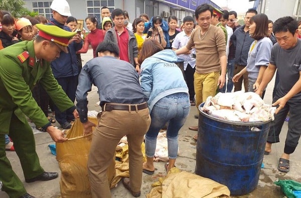 Cơ quan chức năng đang kiểm tra thực phẩm để lấy mẫu xét nghiệm.