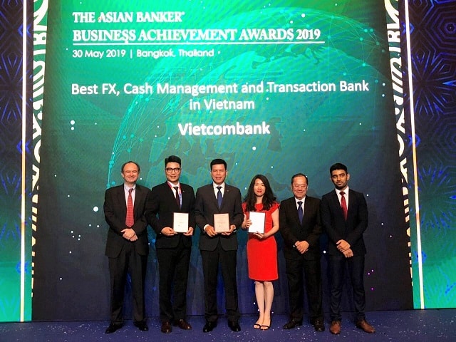 Đại diện Vietcombank, ông Phạm Mạnh Thắng – Phó Tổng Giám đốc (thứ 3 từ trái sang) và bà Phan Khánh Ngọc – Trưởng phòng Quan hệ Công chúng TSC (thứ 3 từ phải sang) nhận giải thưởng do The Asian Banker trao tặng