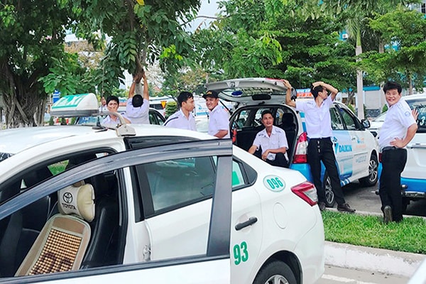 p/Năm 2018, nhiều hãng taxi ở Đà Nẵng từng lãn công ở sân bay Đà Nẵng vì bị mất khách bởi dịch vụ vận tải Grab .