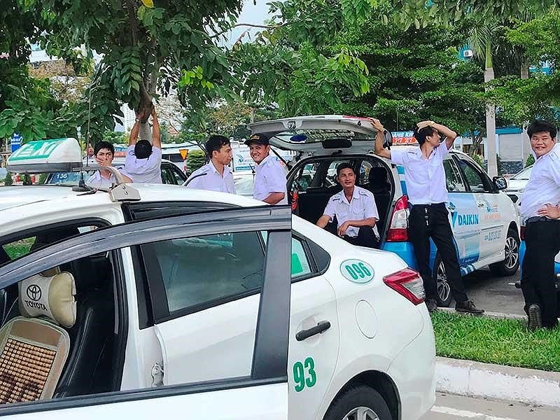 Các tài xế taxi đình công tại sân bay Đà Nẵng ngày 4-11-2018 để phản đối Grab. Ảnh: HẢI HIẾU