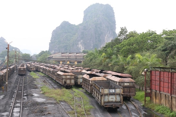 Nhiều toa tàu dừng hoạt động nằm tại bãi