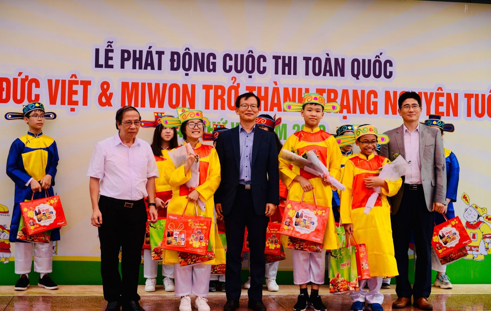 Ông Cho Nam IL - TGĐ Công ty CP Thực phẩm Đức Việt trao giải cho các em học sinh 