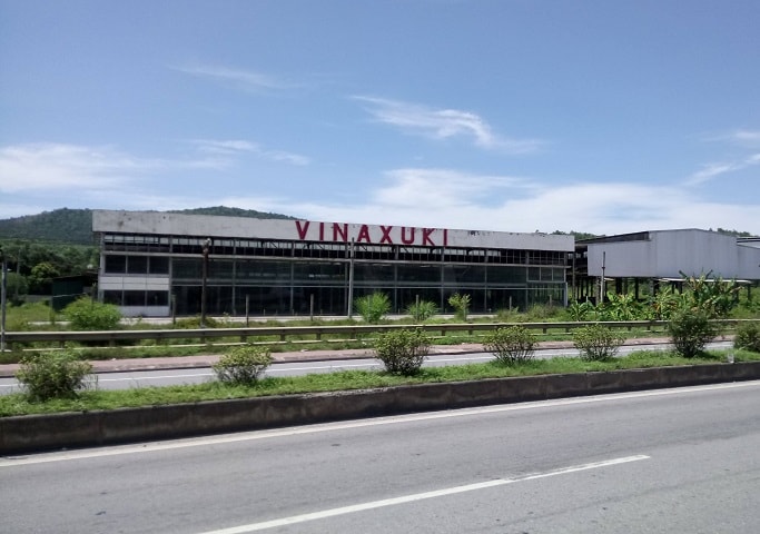 Nhà máy Vinaxuki sau khi xây dựng đã bỏ không, dừng hoạt động gần chục năm nay, cỏ dại đã mọc um tùm bao quanh nhà máy